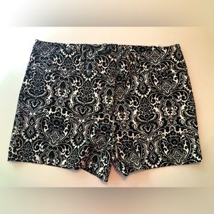 Ann Taylor Signature Black & White Short 4 Inch Inseam